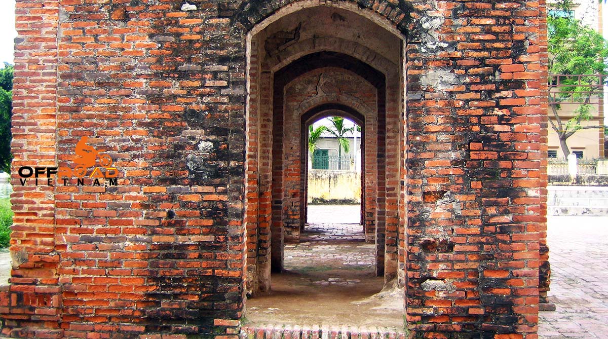 Vietnam Motorbike Hanoi Tours - Day Tour. Vietnam Offroad Tours motorbike riding around Hanoi in one day tour. Nom traditional village motorbike tour